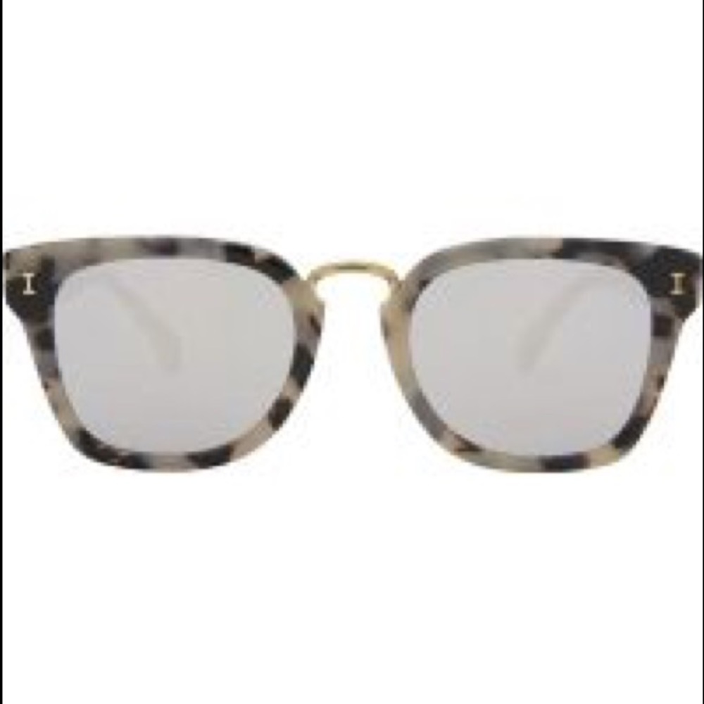 Illesteva Mirrored w black/white frame