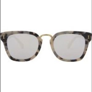 Illesteva Mirrored w black/white frame