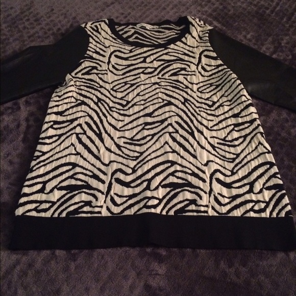A zebra sweater. - Picture 1 of 2