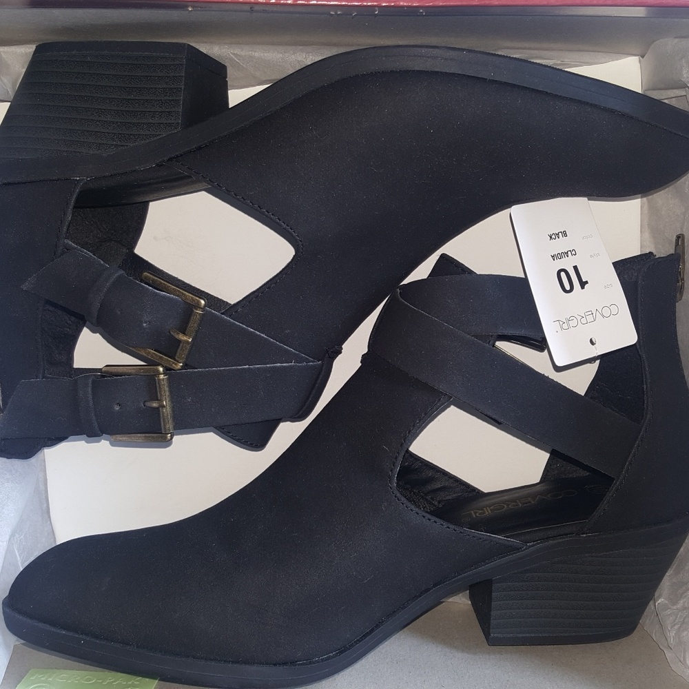 Cover Girl, Claudia Black Boots