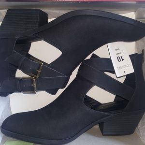 Cover Girl, Claudia Black Boots