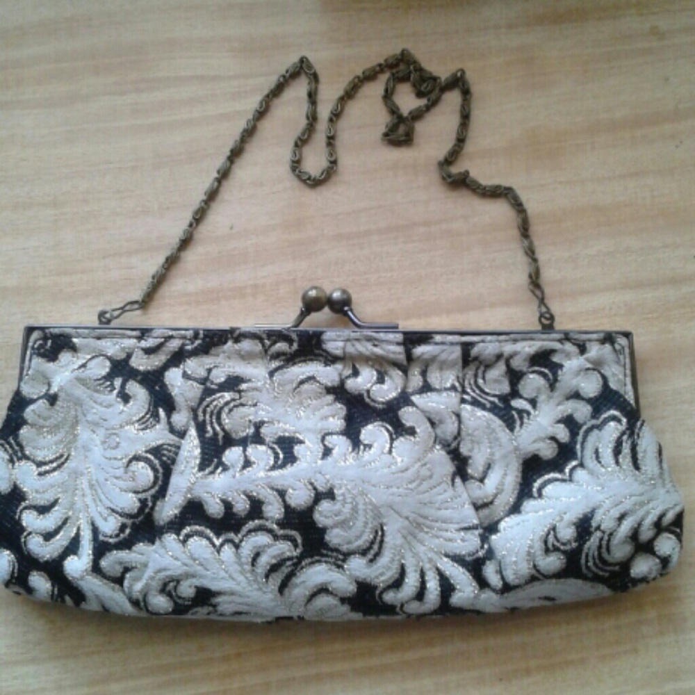 SALE! Vintage small embroidered black/white kiss clasp highly sought after
