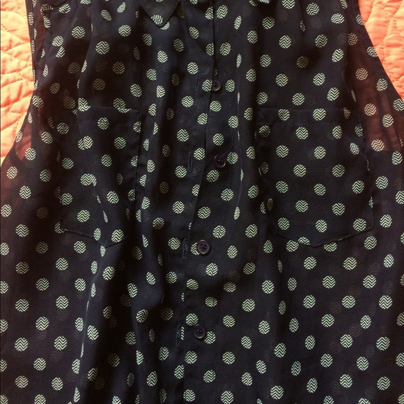 AB Studio sleeveless button down - Picture 2 of 3