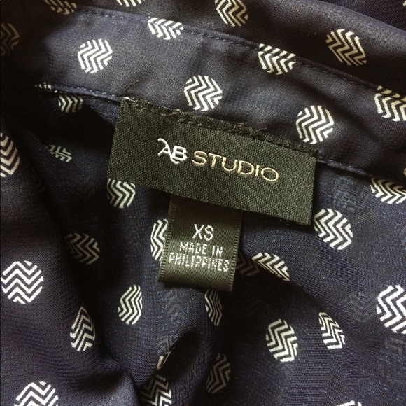 AB Studio sleeveless button down - Picture 3 of 3