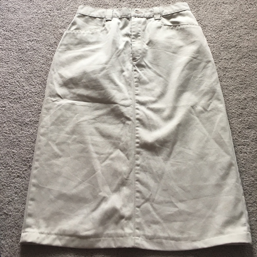 Lee's casual khaki skirt