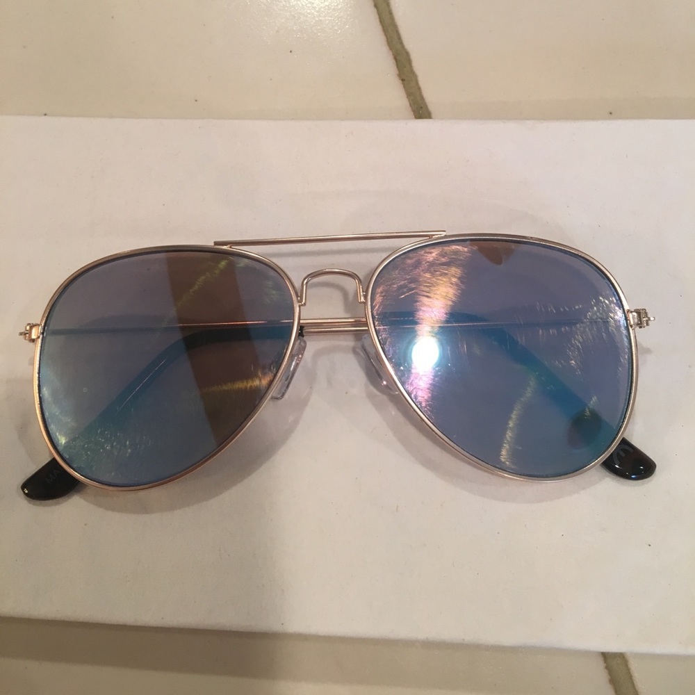 Slightly reflective aviator sunglasses