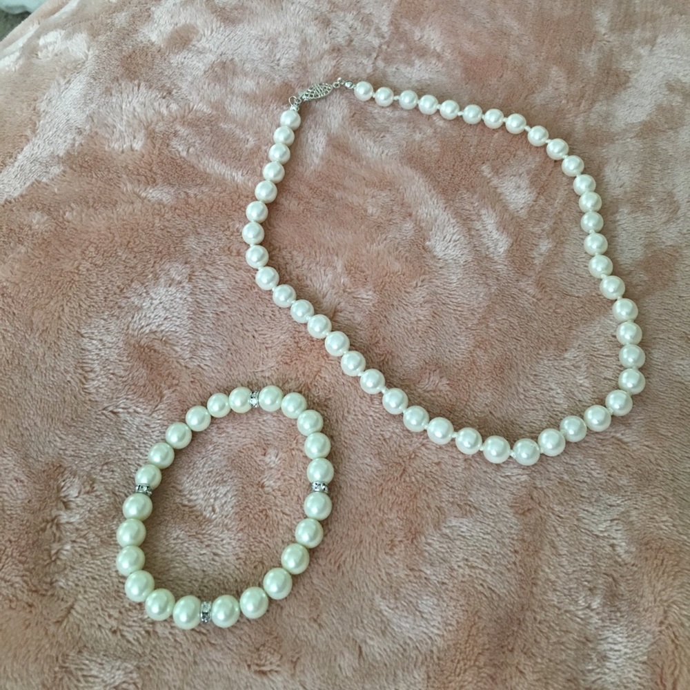 Pearl necklace and bracelet set