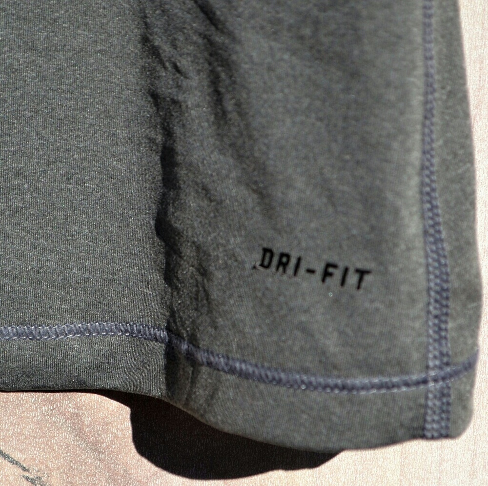 Nike Dri-Fit V-Neck. - Picture 3 of 4