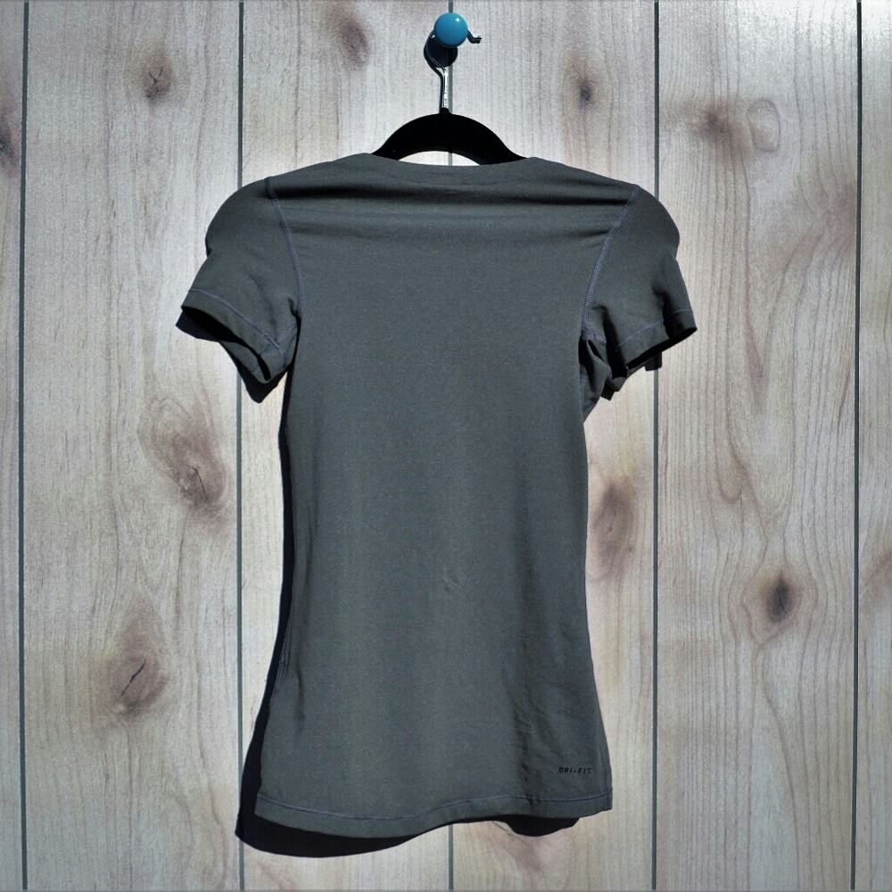 Nike Dri-Fit V-Neck. - Picture 4 of 4