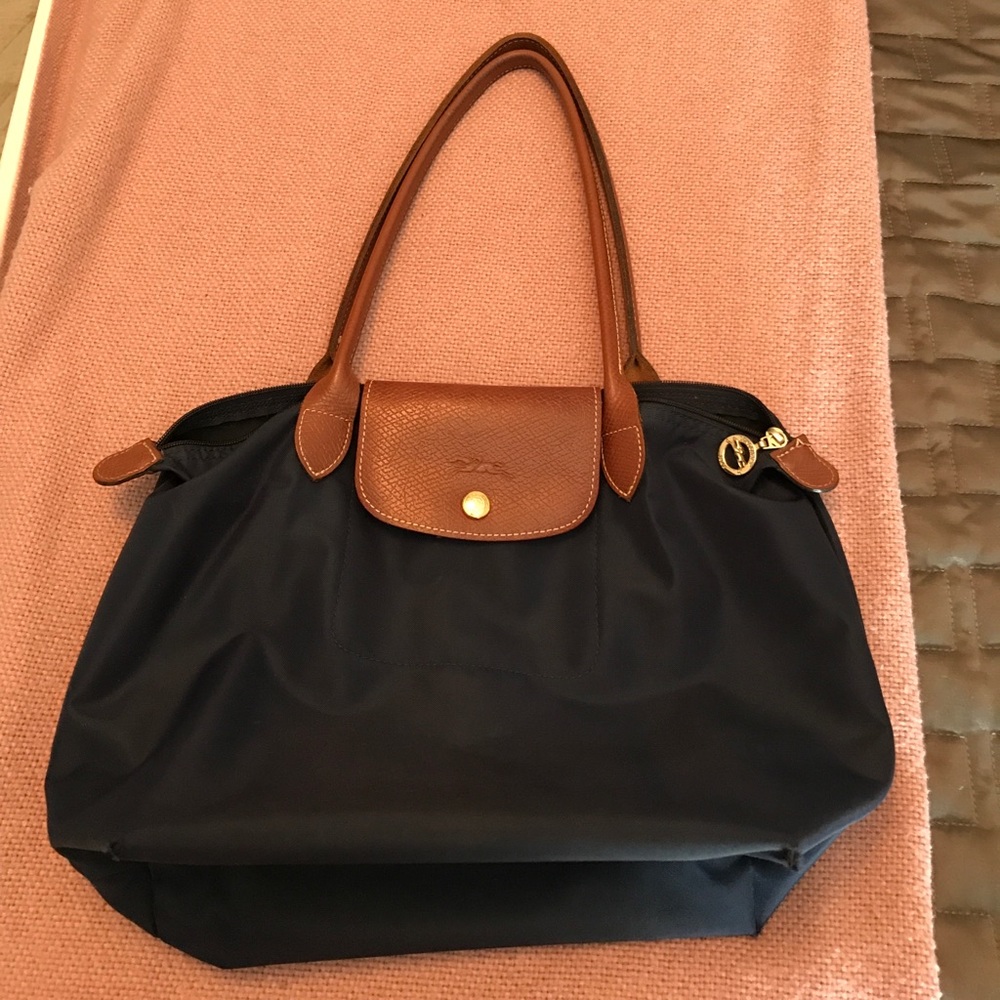 Longchamp Navy purse, great condition!