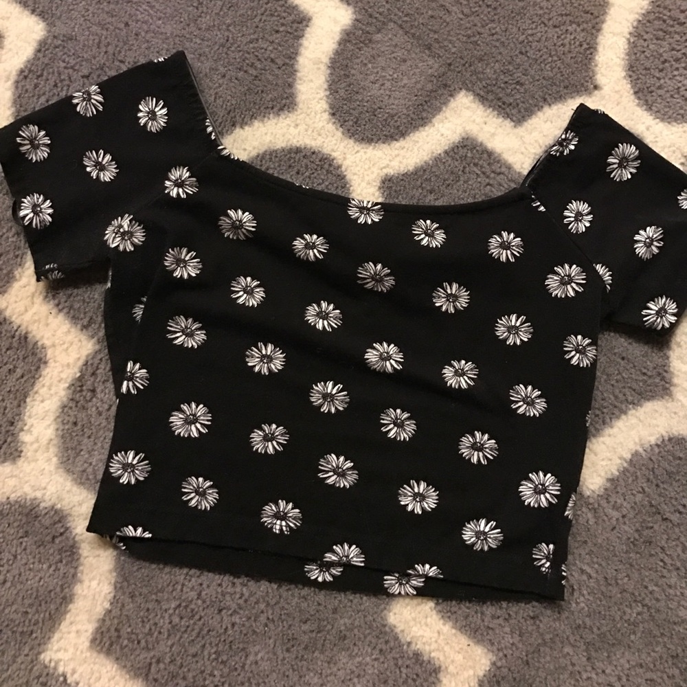 Fitted Daisy Crop Top