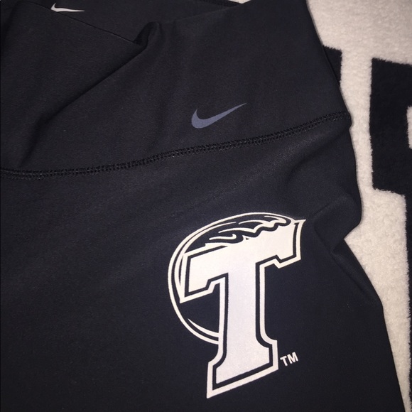 Nike - Picture 2 of 4