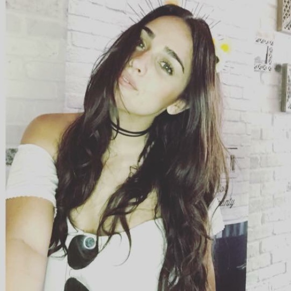 Meet your Posher, Caroline - Picture 1 of 1