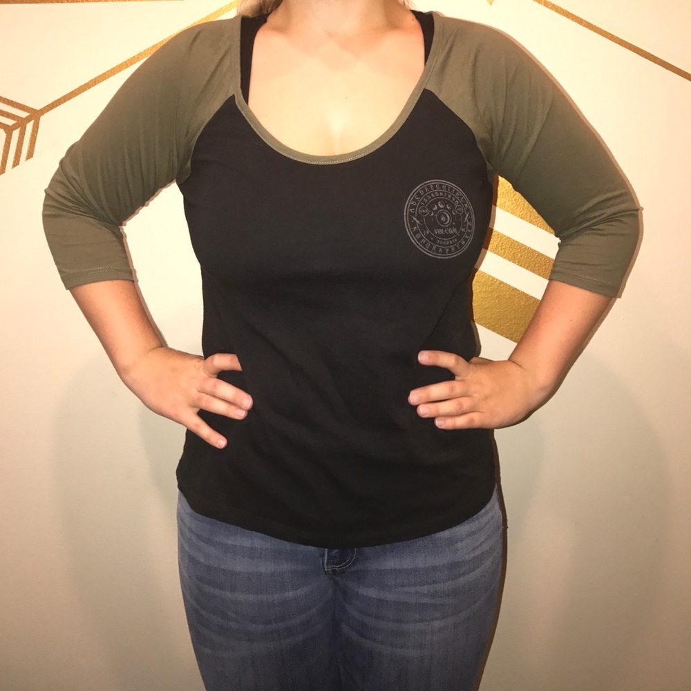 ✨LONG SLEEVE VOLCOM BASEBALL TEE✨