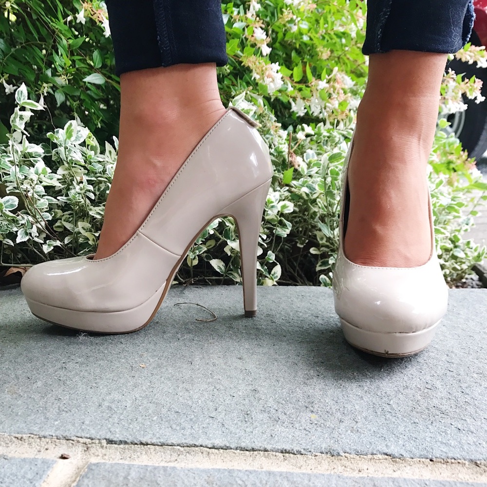 Nude pumps