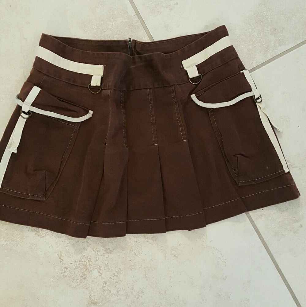 Pleated short skater skirt, brown w/ cream stitch