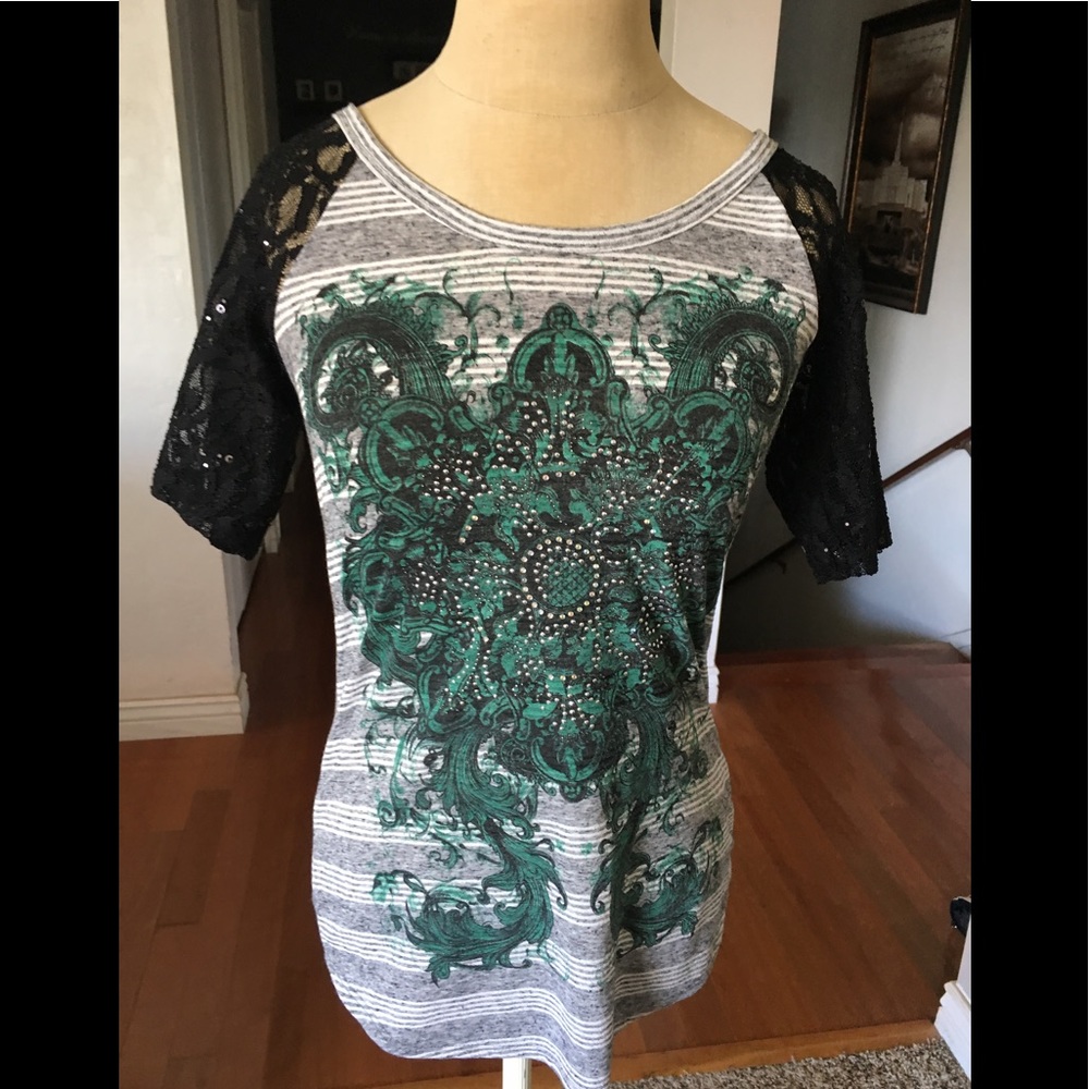 Striped shirt with lace sleeves