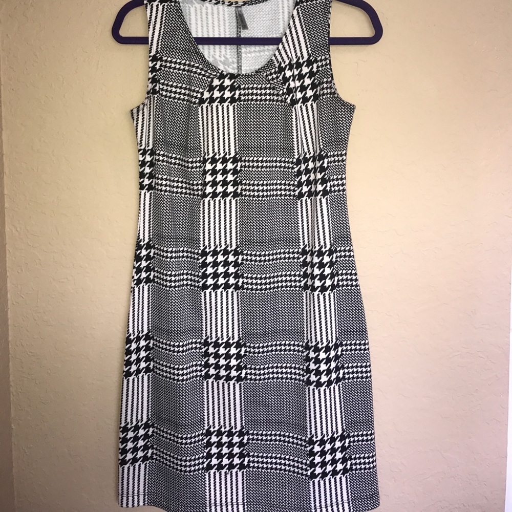 A slim fit elaborate designed formal dress🌞