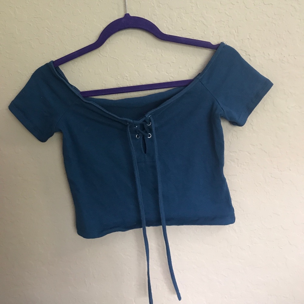 A cute off the shoulder crop top ❄️