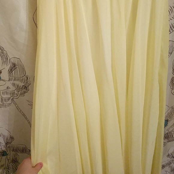 White lace, yellow dress - Picture 2 of 7