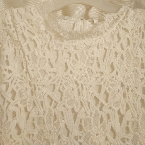 White lace, yellow dress - Picture 5 of 7