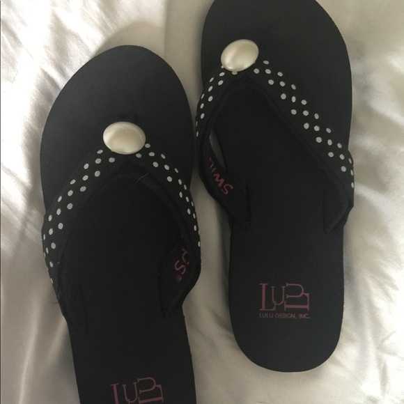 Adorable flip flops! 🌸 - Picture 2 of 3