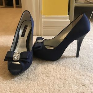 Nina Navy Pumps