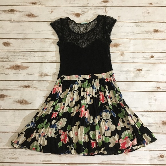 Urban Outfitters Dresses & Skirts - Urban Outfitters Kimchi Blue floral dress