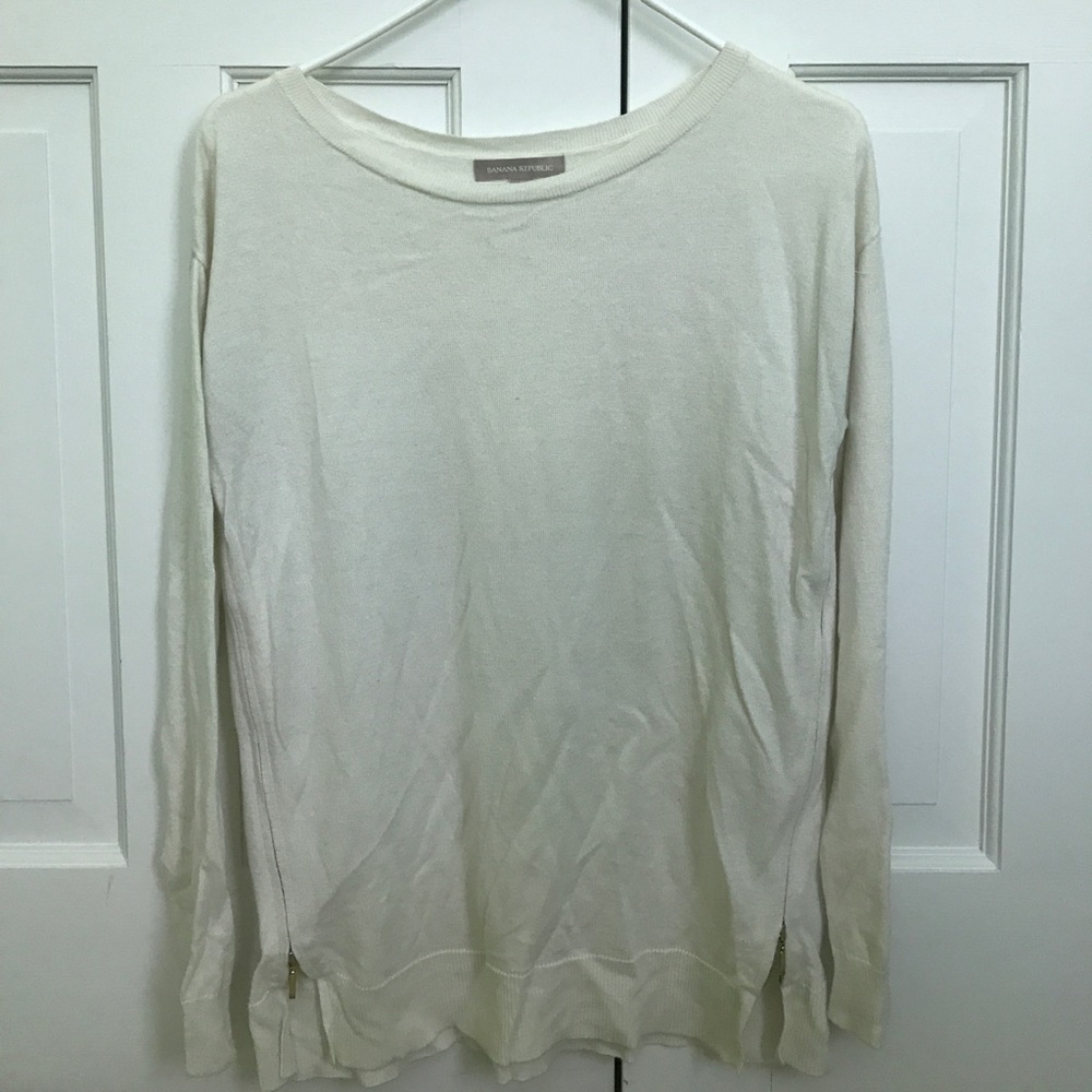 Banana Republic cream long sleeve sweater, size M