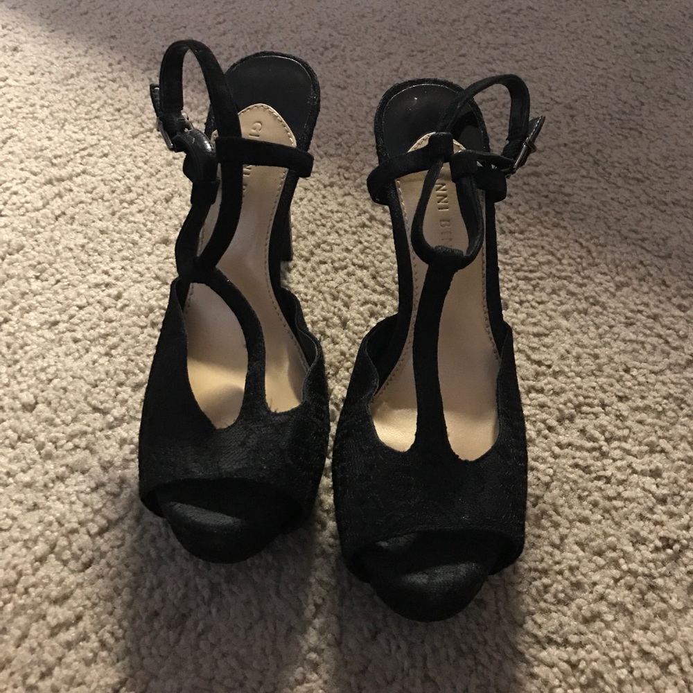 Black pumps