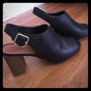 Open toe. Healed sandal. Extremely comfortable