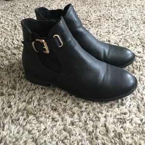 EUC Black faux leather Top Moda booties size 6.5