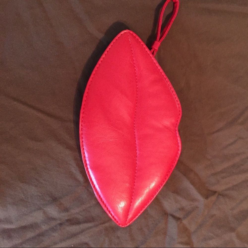 Red lips mini wristlet