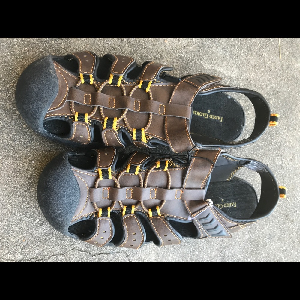 Boys Faded Glory sandals size 5.
