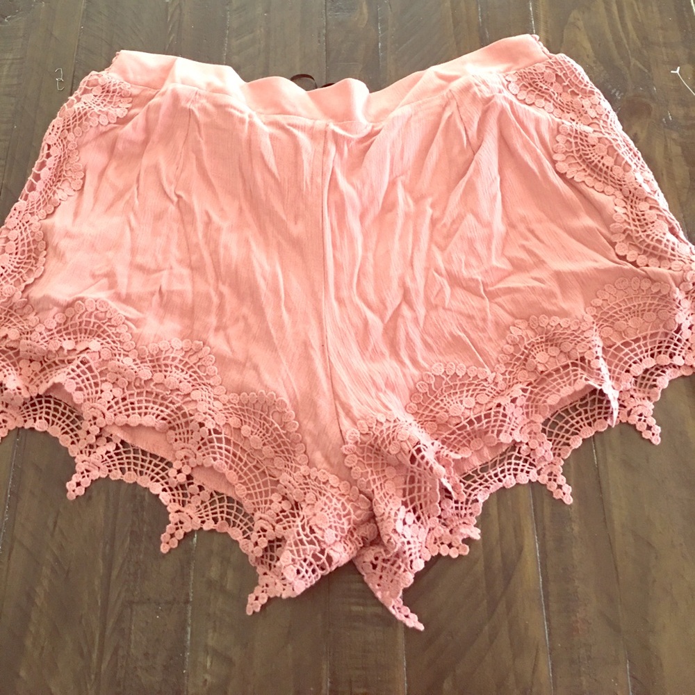 Lace trimmed shorts // rose