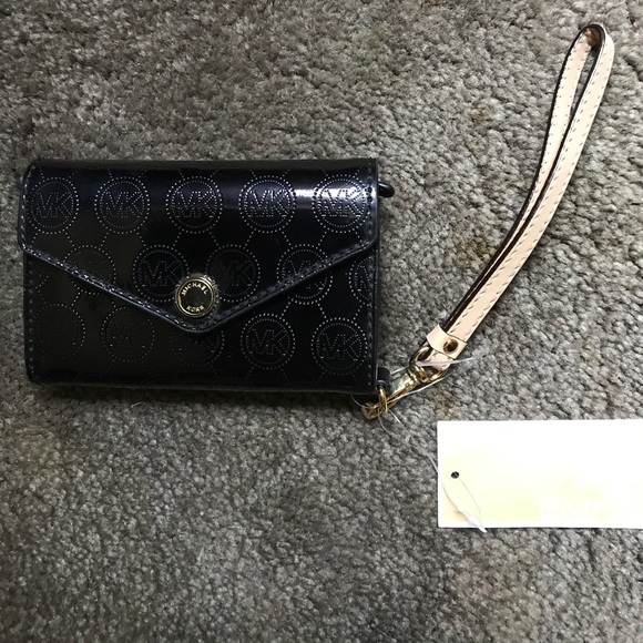 Michael Kors Handbags - NWT Authentic Michael Kors wristlet!