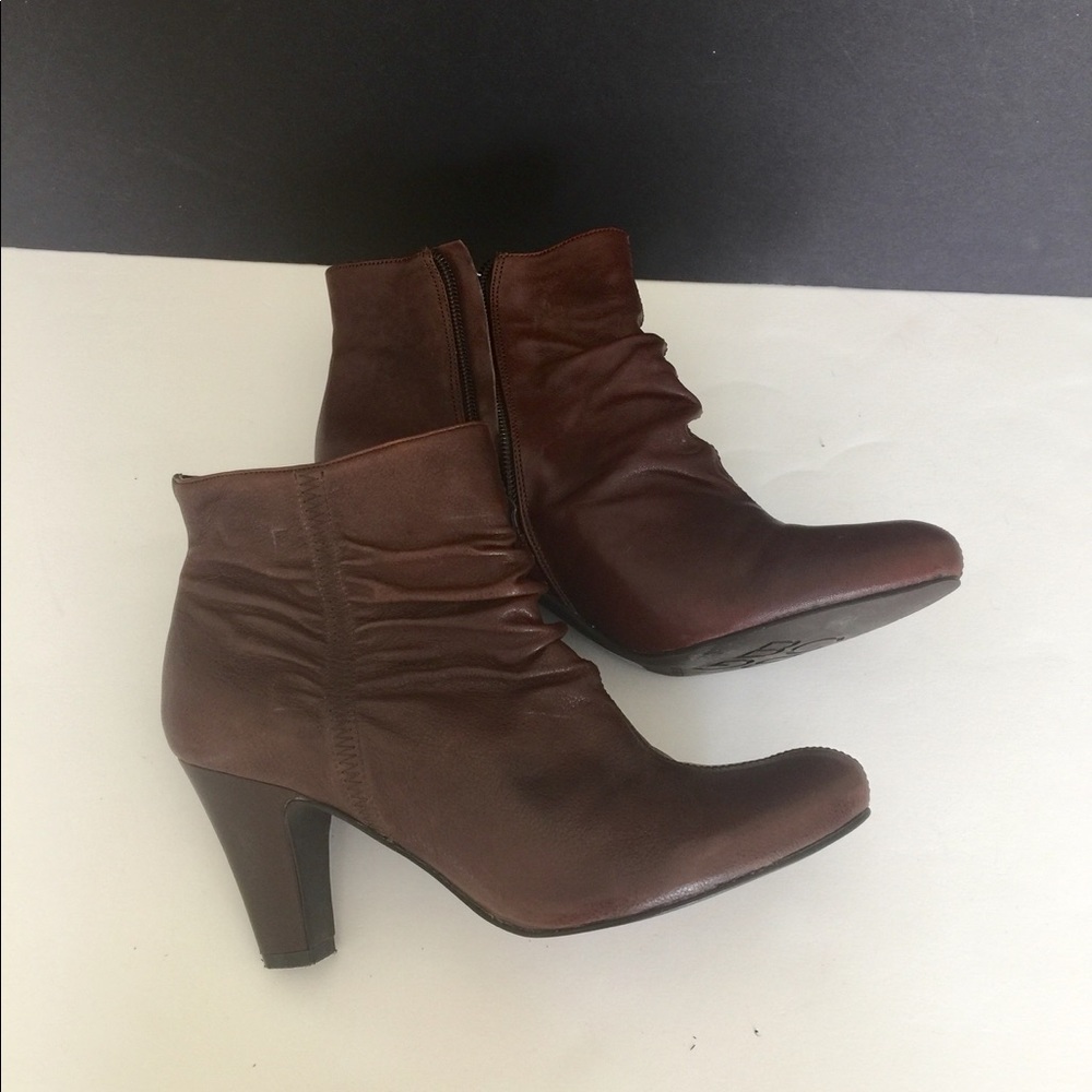 ❤️SOLD❤️BCBG Heeled Leather Bootie Great Condition