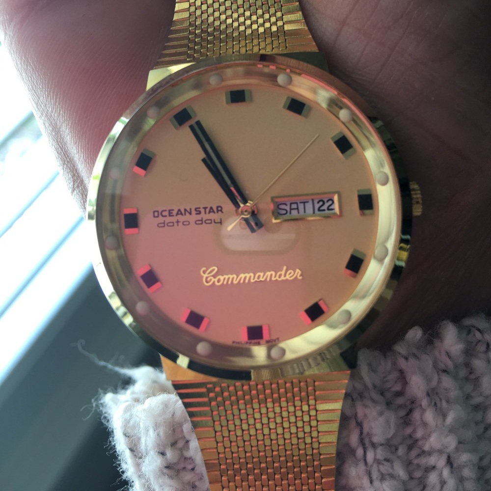 Gold tone watch in excellent condition.