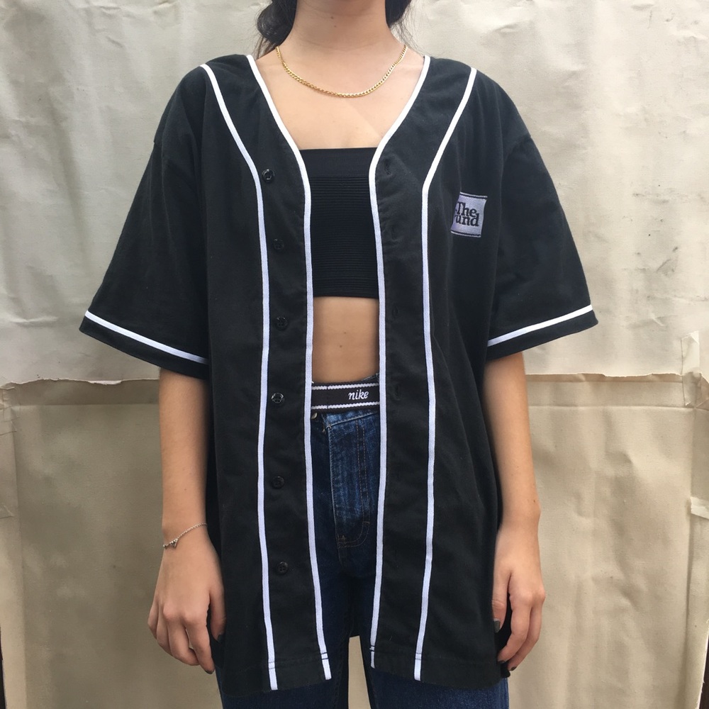 THE FUND OVERSIZED BLACK W WHITE JERSEY