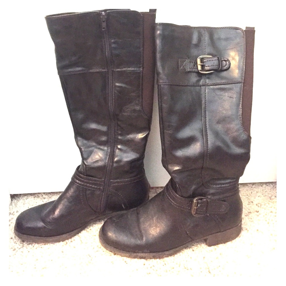 Dark brown boots with buckles