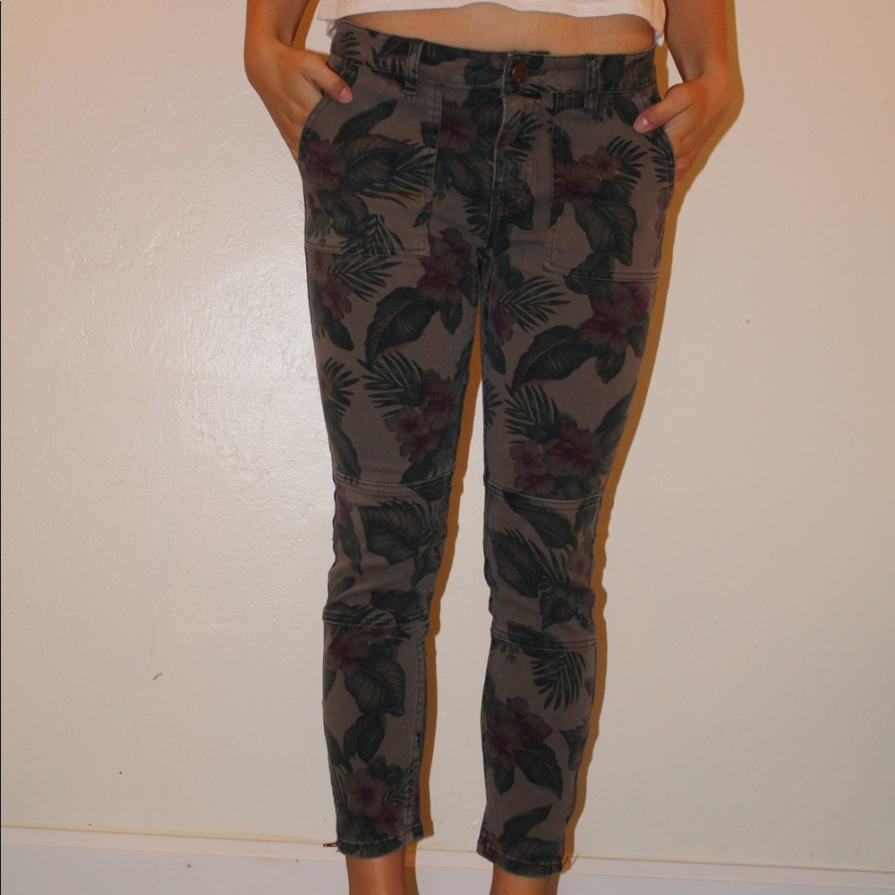 NWOT BDG Skinny Leaf Denim