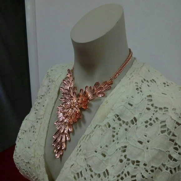 NWT Rose Color Statement Necklace - Picture 2 of 3