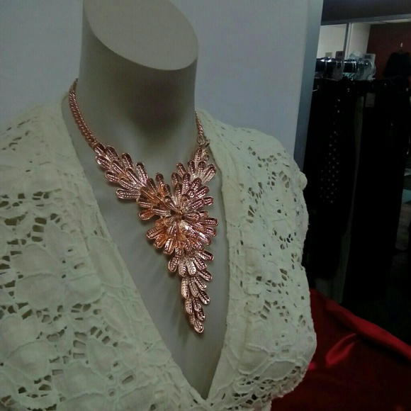 NWT Rose Color Statement Necklace - Picture 3 of 3