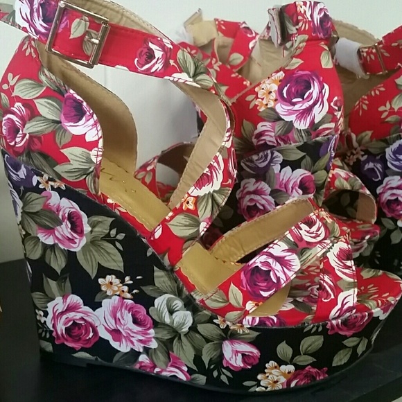 Shoes - Floral wedges