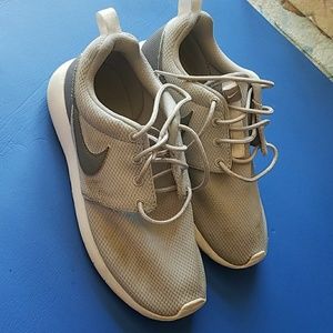 Gray nike roshe