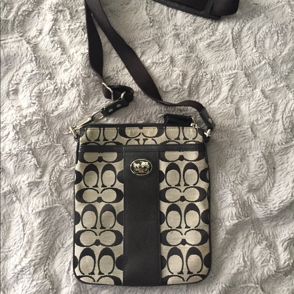 Small Coach crossbody purse in EUC