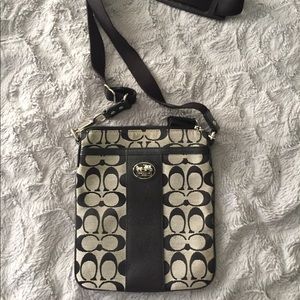 Small Coach crossbody purse in EUC