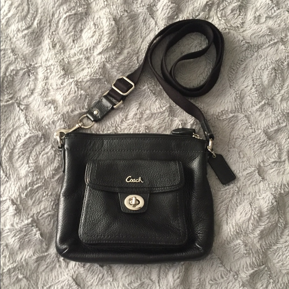 Small leather Coach crossbody purse in EUC!