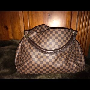 Not authentic Louis Vuitton bag!