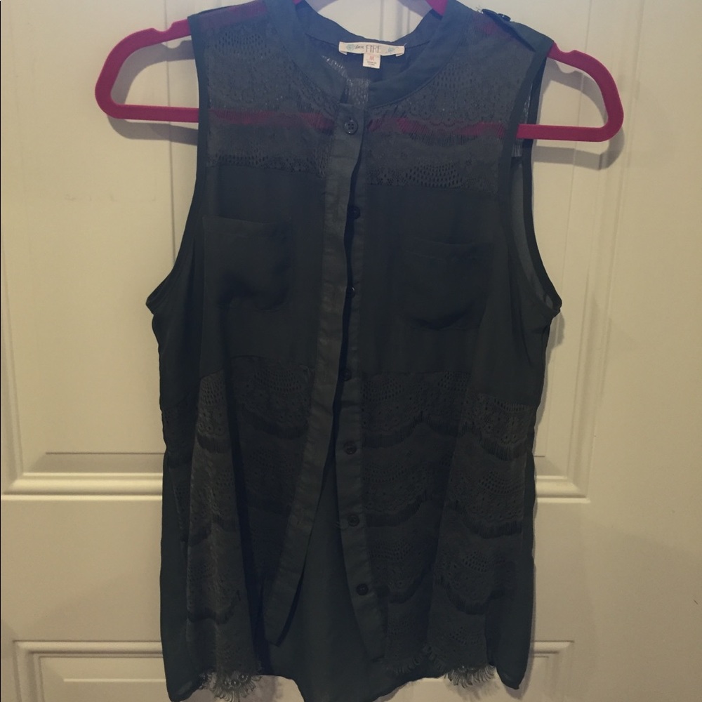 Hunter green button up sleeveless blouse. Size M.